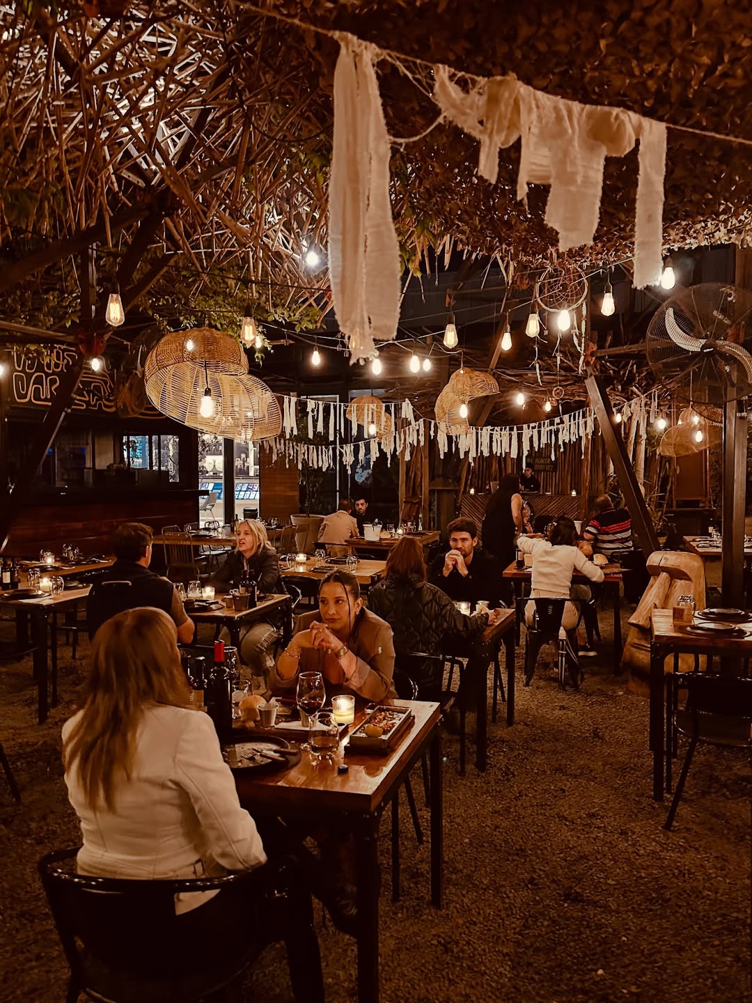 Atmósfera del patio en Los Aroza